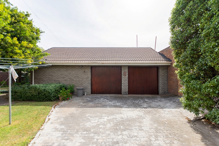 5 Bedroom Property for Sale in Middedorp Western Cape